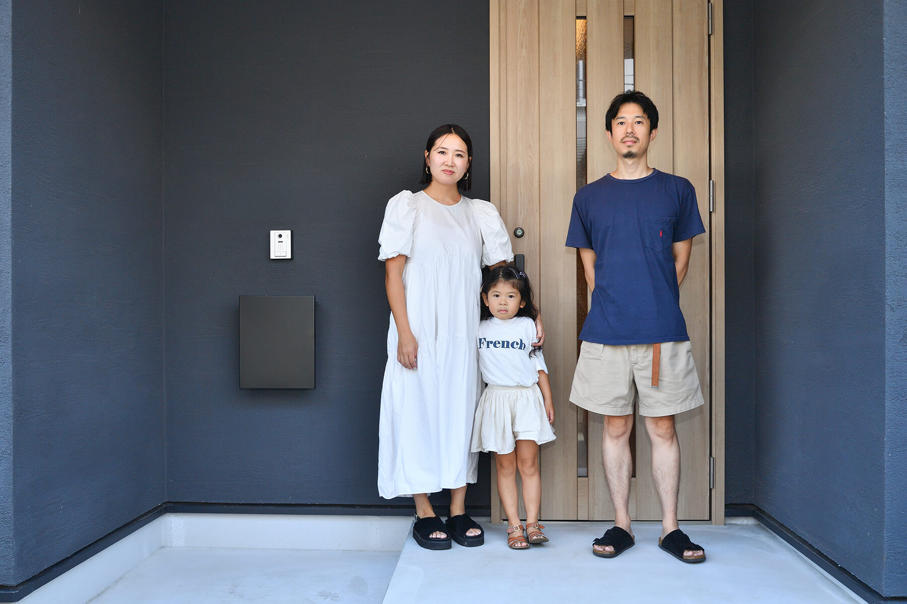 スタイリッシュな外観にあたたかなぬくもりのあるお住まいが完成しました