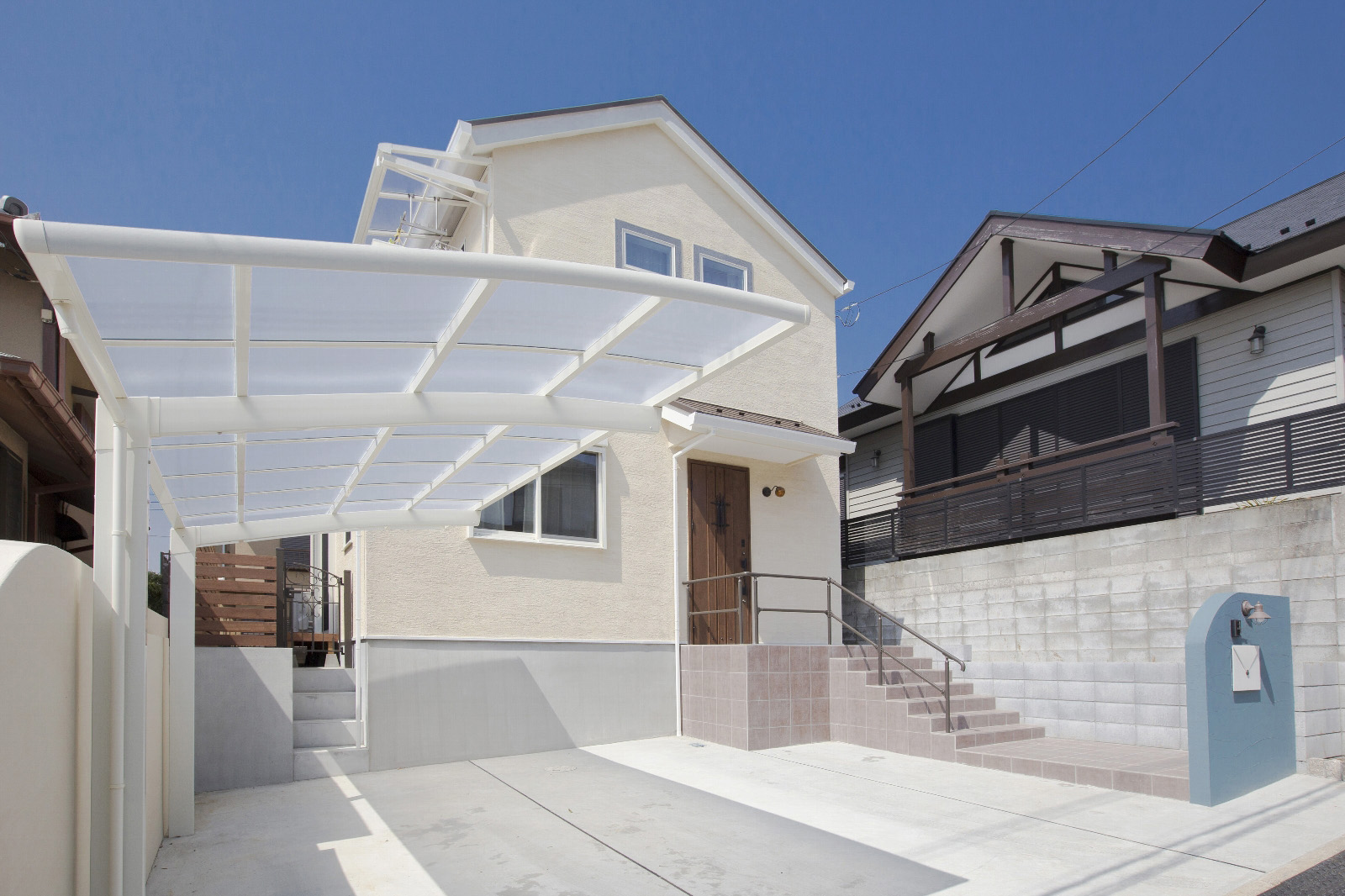 2階の回廊廊下とそこに作った本棚のある家