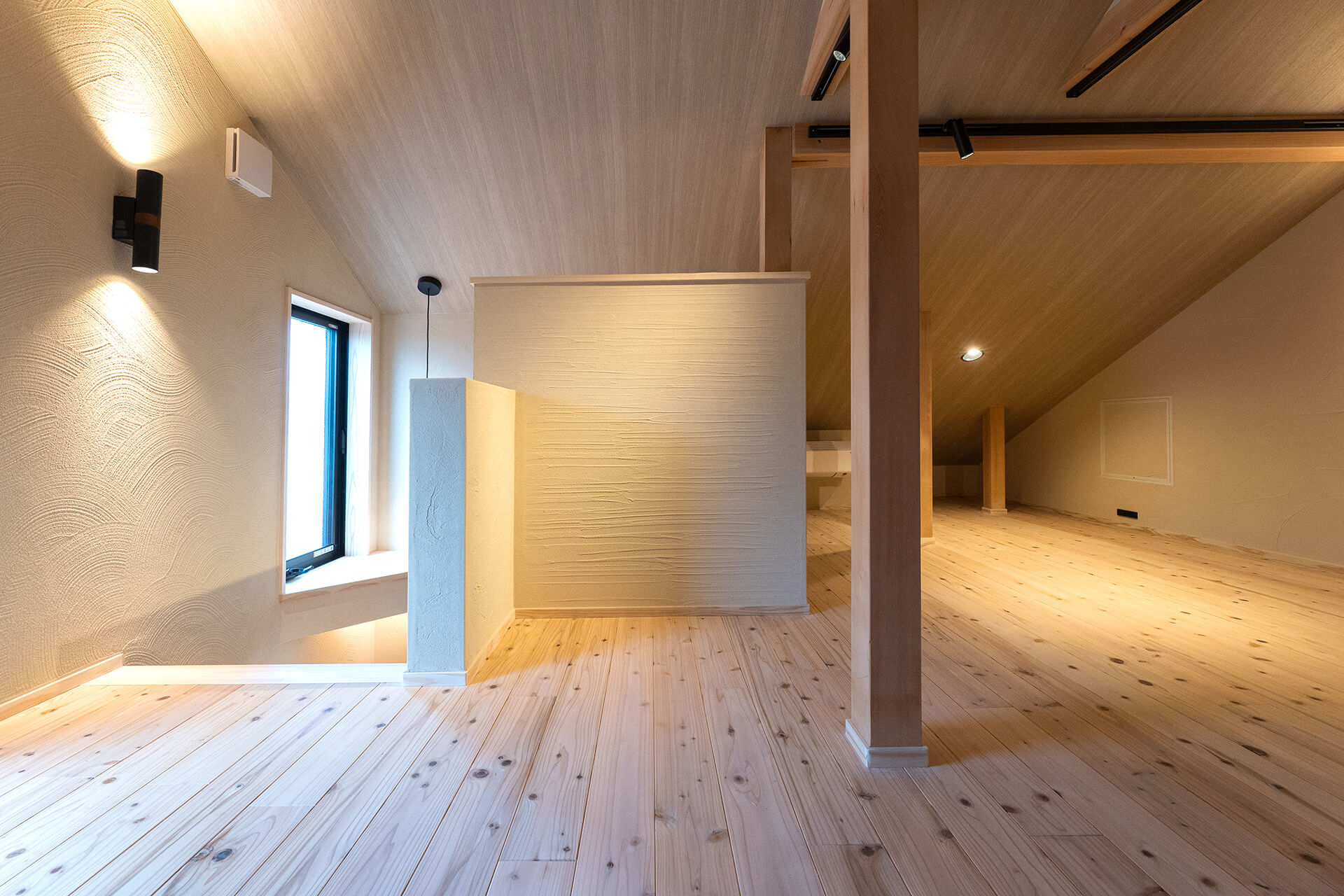 小屋裏空間を新たに設置し、2階リビングから階段増設、外壁塗装も行いました