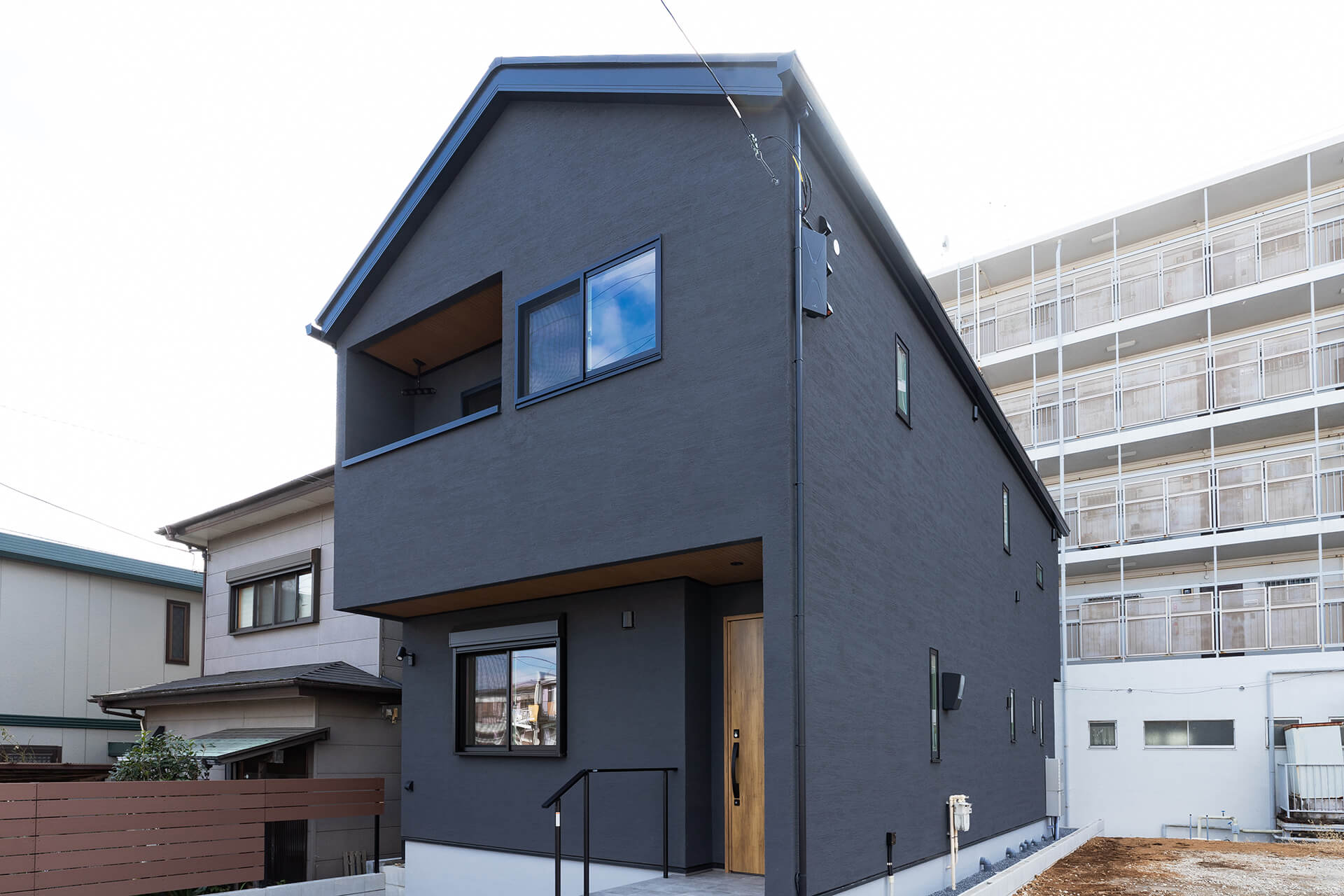 落ち着いた外観に明るいリビングのお住まいが完成しました