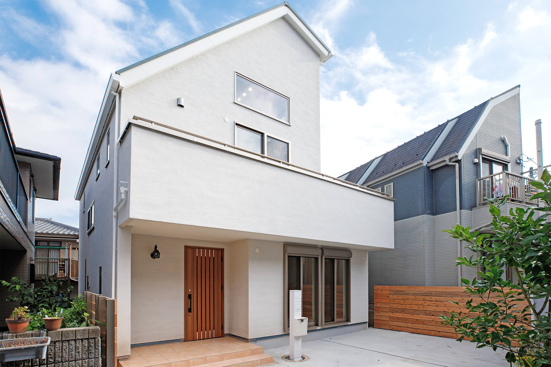 あたたかな光が注ぐ２階リビングのお住まいが完成しました