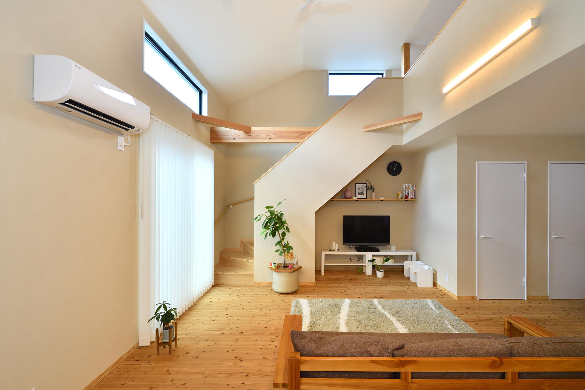スタイリッシュな外観にあたたかなぬくもりのあるお住まいが完成しました