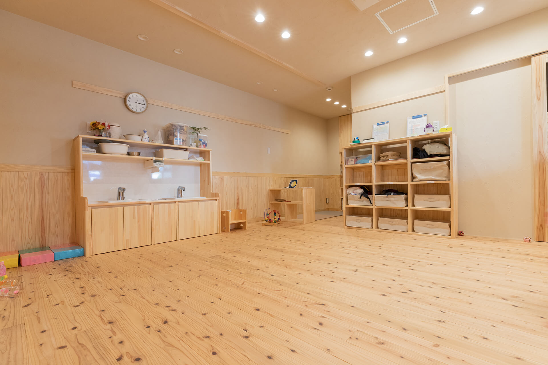 まるで自然の中で子供たちと触れ合えるような保育の場