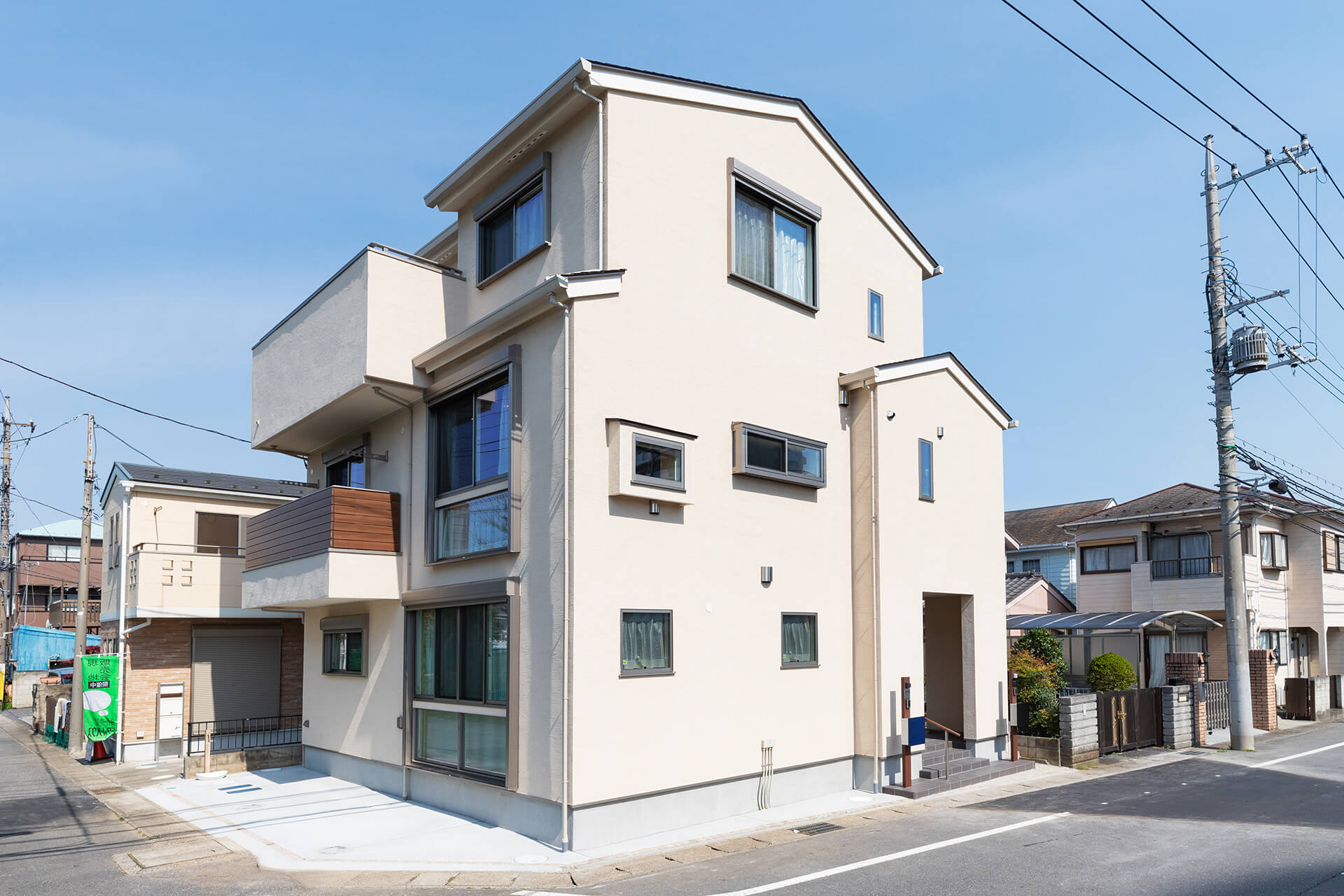 ご兄弟家族で住む完全分離型２世帯住宅のお家