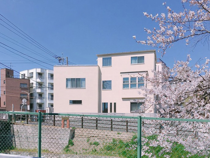 玄関土間が広くおもてなしに溢れた温かい家