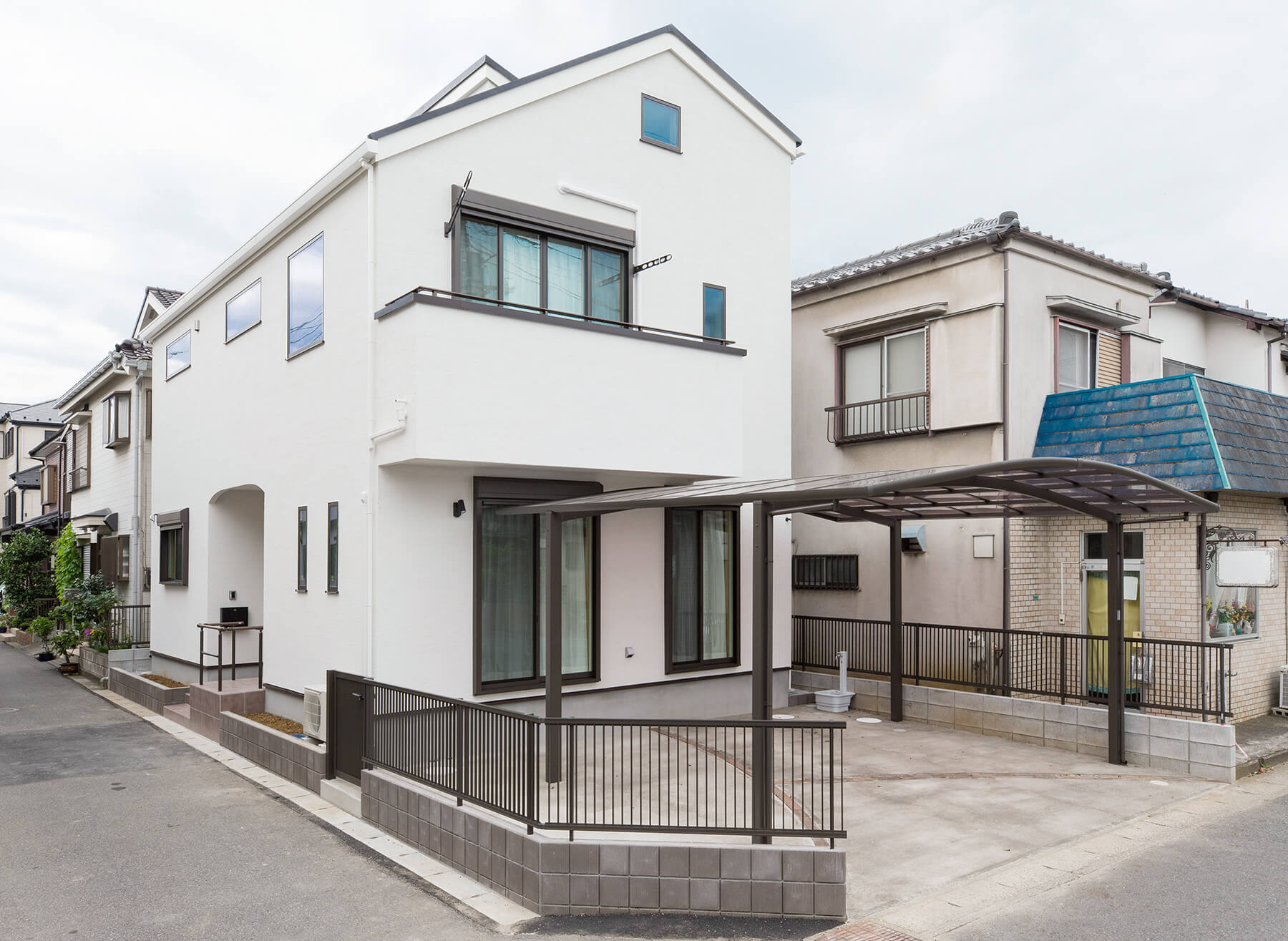 広い吹き抜けのある２階リビングの家