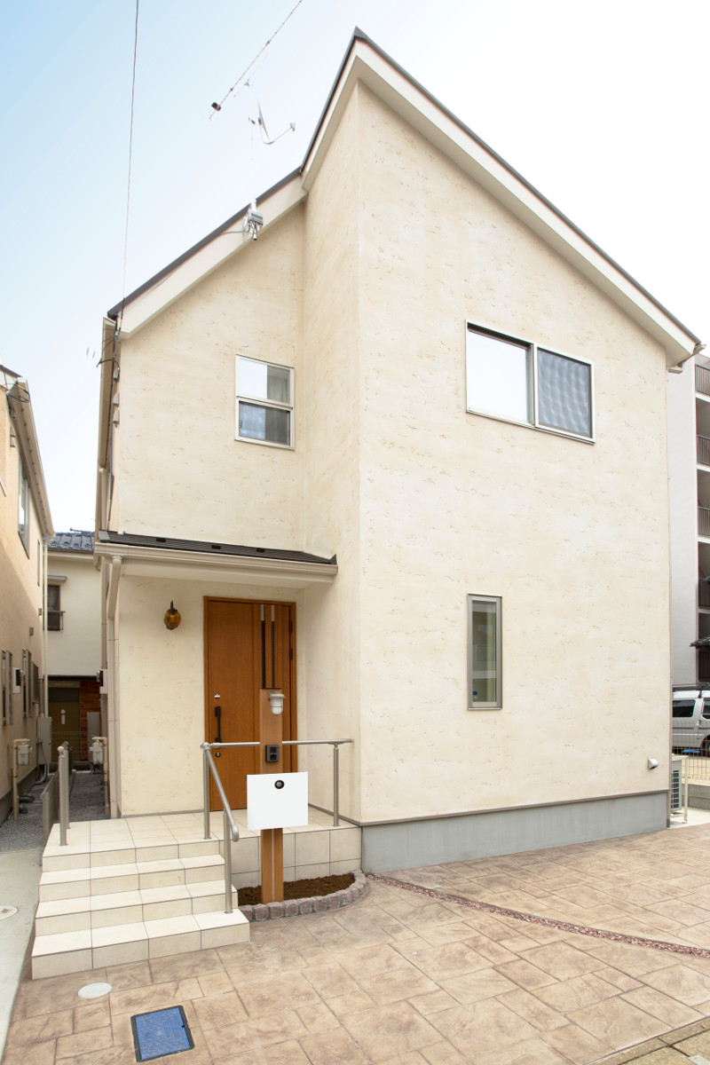 正面。三角屋根の可愛らしい家です