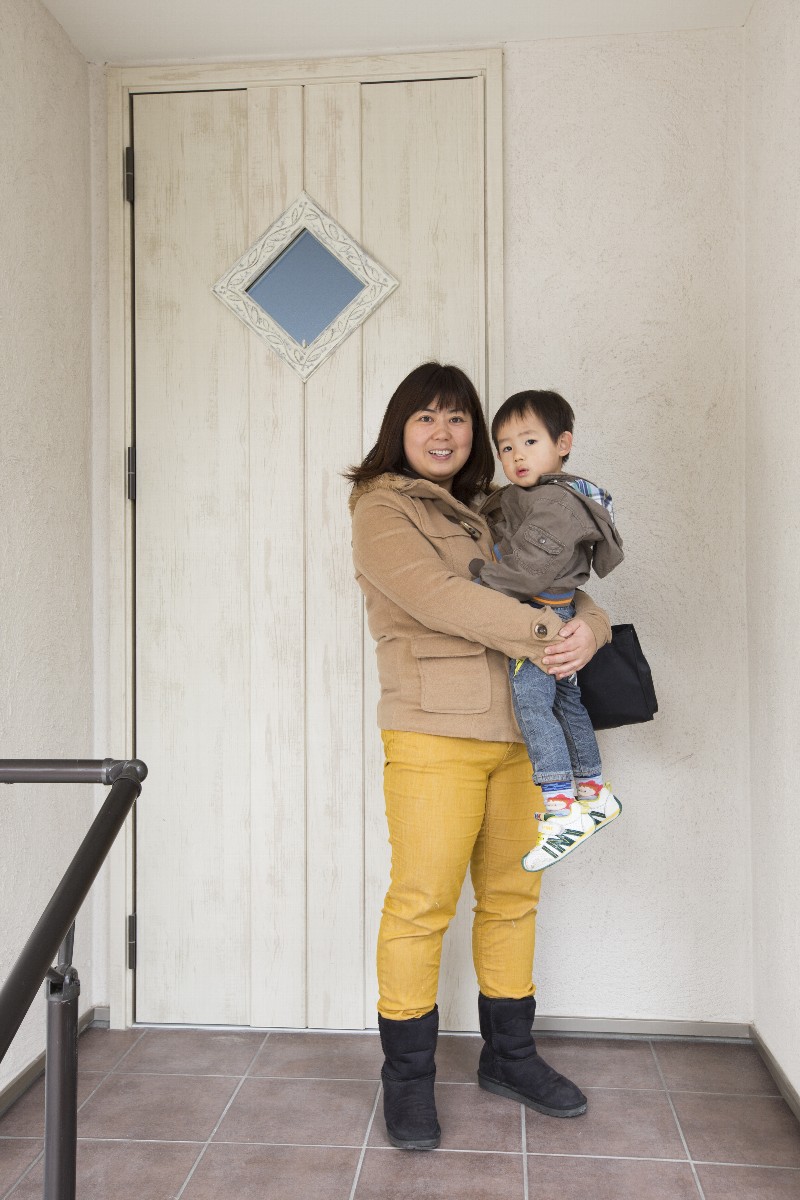 玄関前。奥様とお子様も