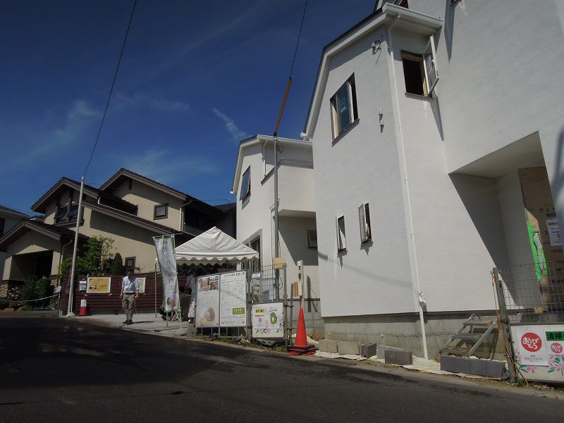 3区画の内、2軒が完成 2軒の内の1軒は施主様が決まっております。 今回は奥のお家のご紹介でした!