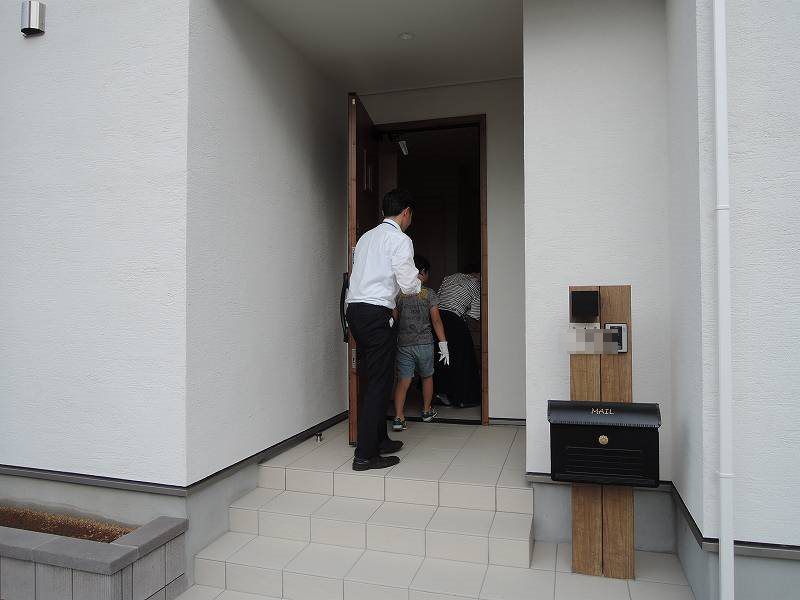 残念ながら今回は、玄関周りの様子しかお見せできません!