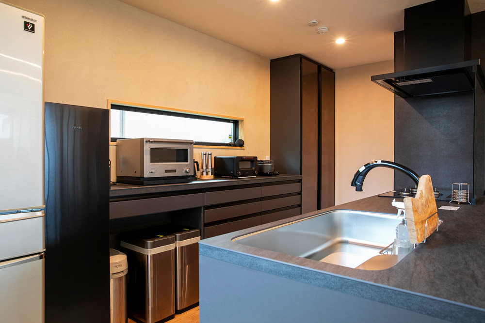 黒とグレー キッチン