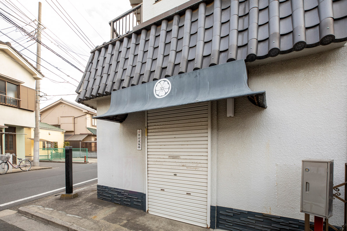蕎麦店だった頃の面影を残す外観